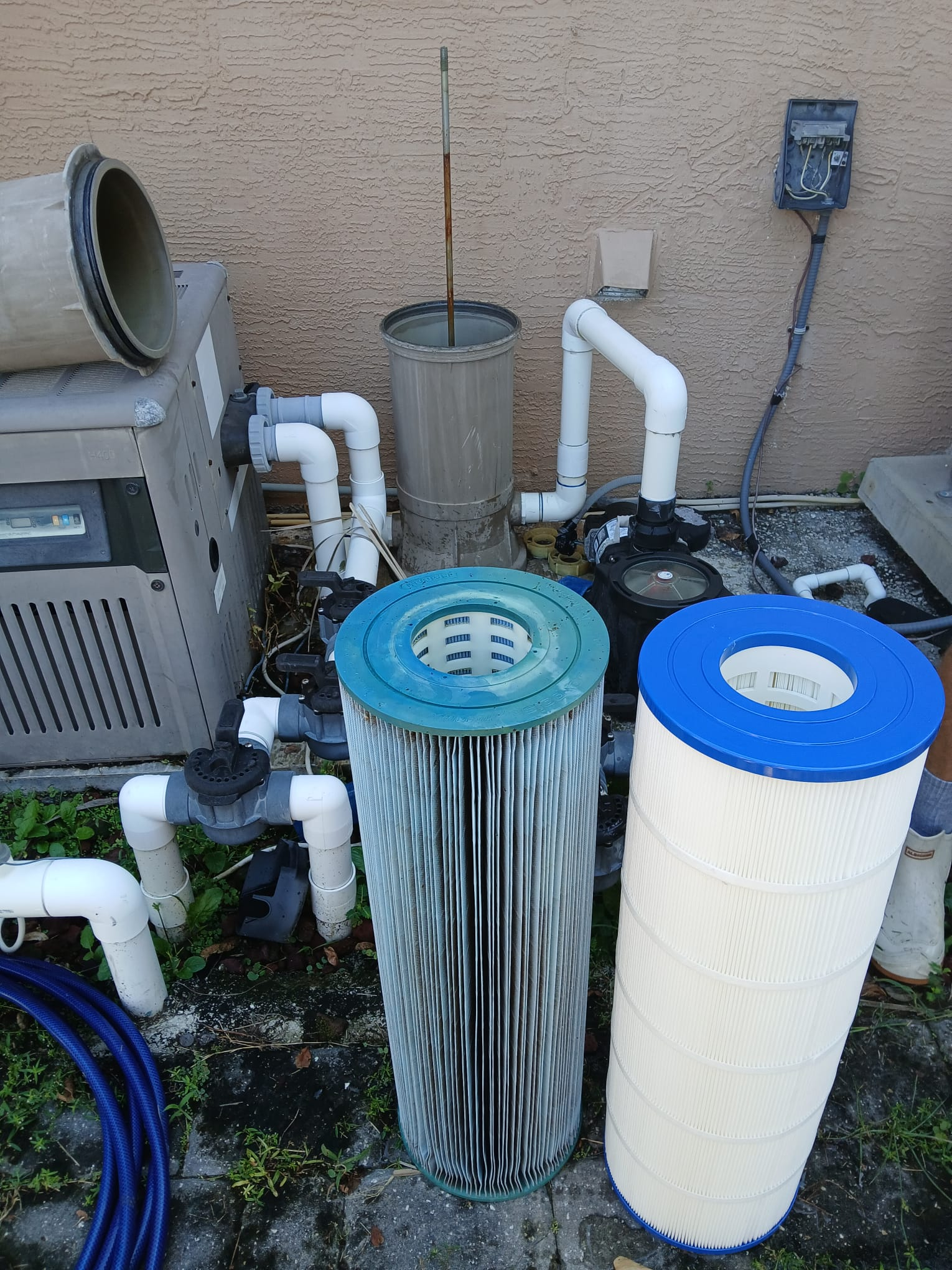 Pool filter cleaning and replacement service